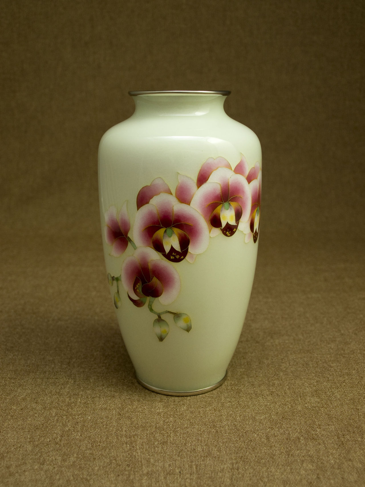 7寸並形ヒワ色 胡蝶蘭 花瓶 | 製品 | 加藤七宝製作所ウェブサイト
